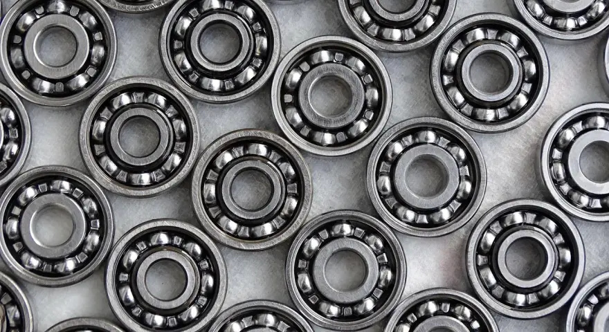 Mnóstwo łożysk kulkowych, każdy z nich to małe arcydzieło precyzji. Ich metaliczny połysk i idealny kształt sugerują, że są gotowe do pracy, zapewniając płynny luz c3.