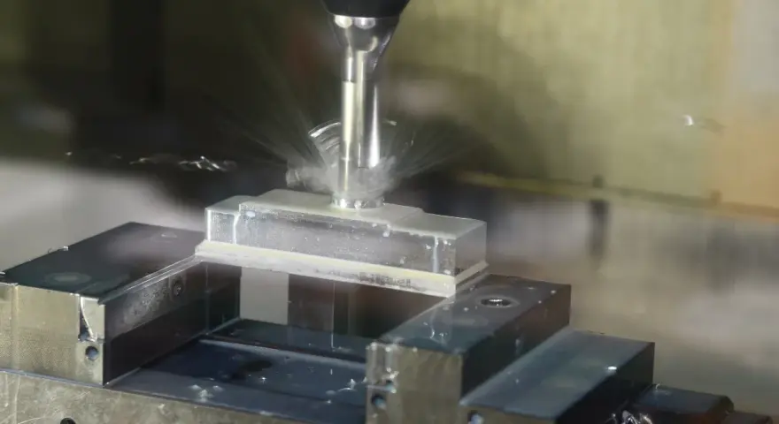 Precyzyjne frezowanie aluminium z chłodzeniem. Optymalne parametry obróbki zapewniają czystość powierzchni.
