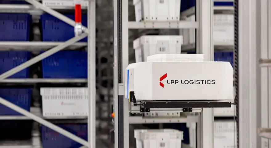 Automatyczny wózek w magazynie LPP Logistics pobiera pojemniki. System psi wms usprawnia pracę.