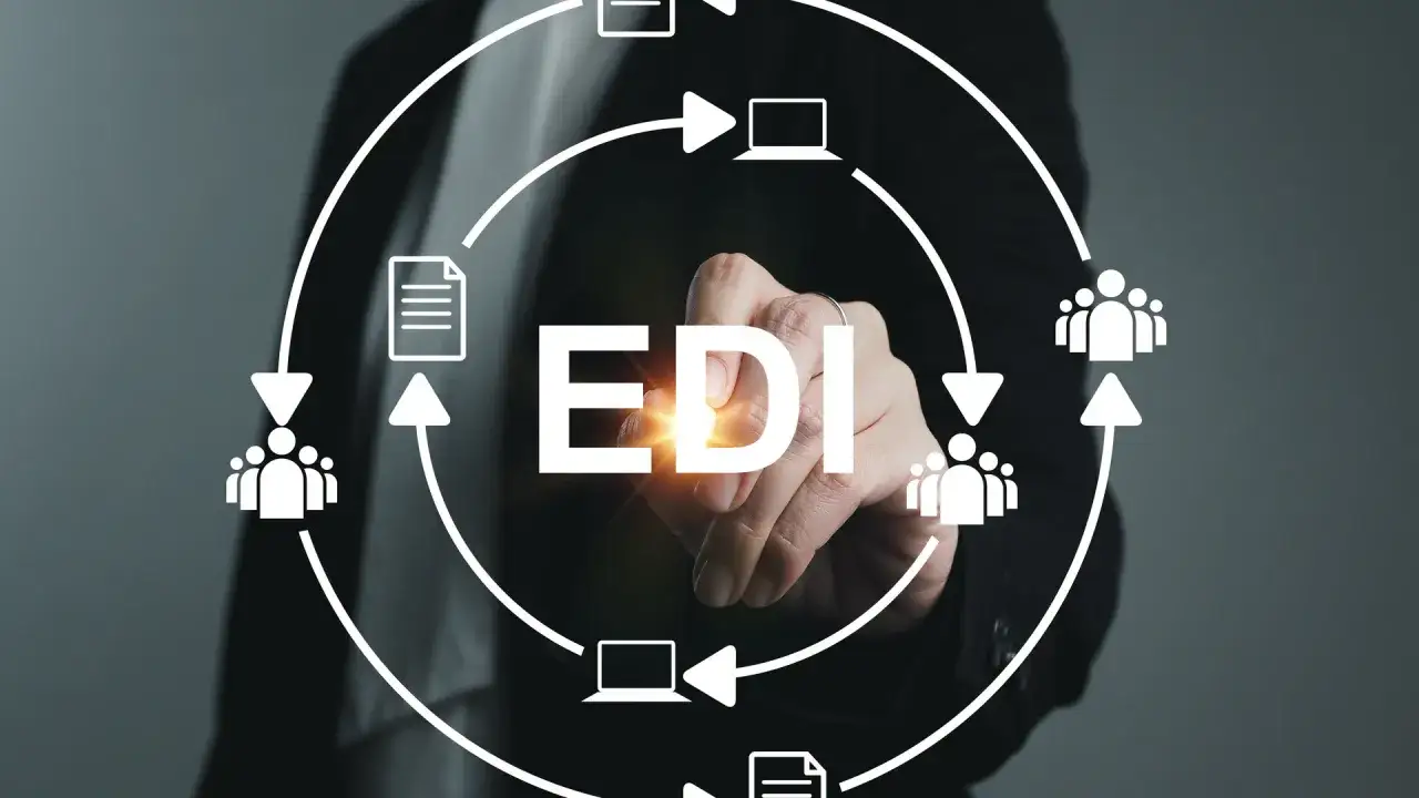 Ręka dotyka ekranu z napisem EDI, otoczonego schematem przepływu danych między ludźmi i komputerami. To wizualizacja systemu edi archiwum.
