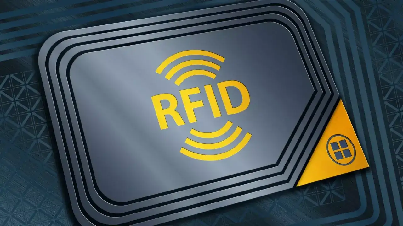 Symbol RFID na tle obwod&oacute;w drukowanych. Technologia RFID znajduje szerokie zastosowanie w identyfikacji i śledzeniu.