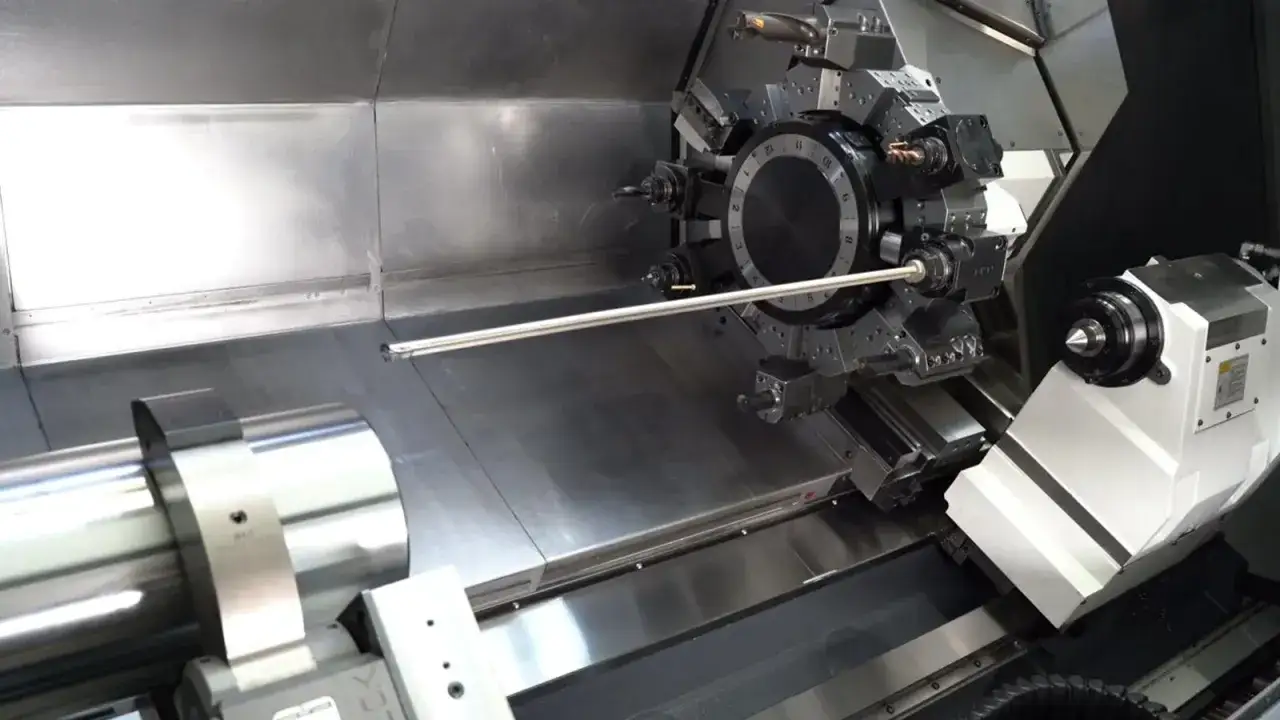 Nowoczesna tokarka CNC z rewolwerem narzędziowym, przygotowana do głębokiego wiercenia.