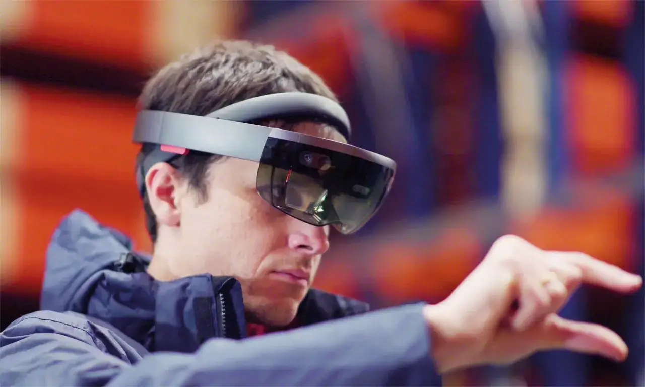 Mężczyzna w goglach VR, który dzięki technologii pick by vision wybiera obiekty w przestrzeni.