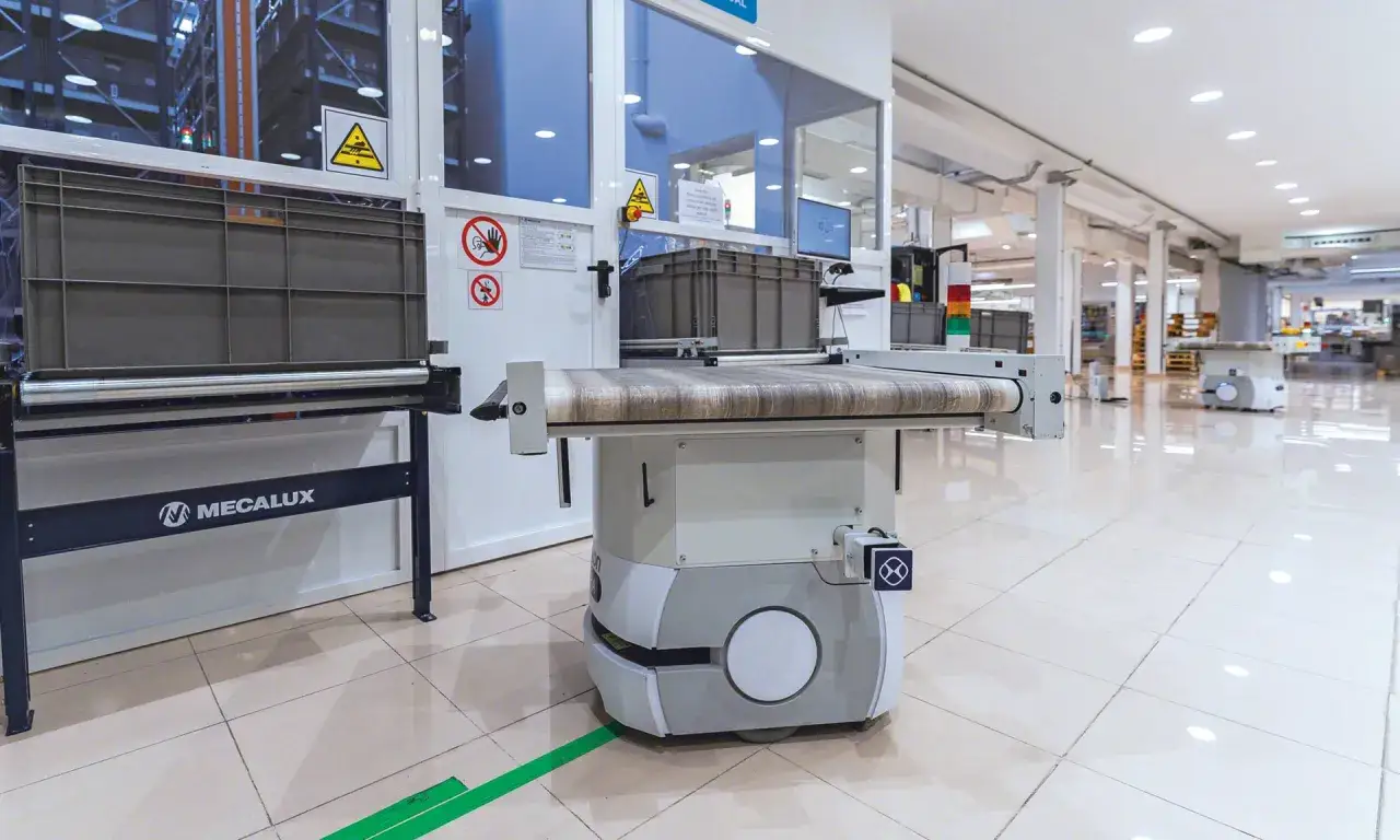 Nowoczesne roboty AGV pracują w magazynie, transportując pojemniki.