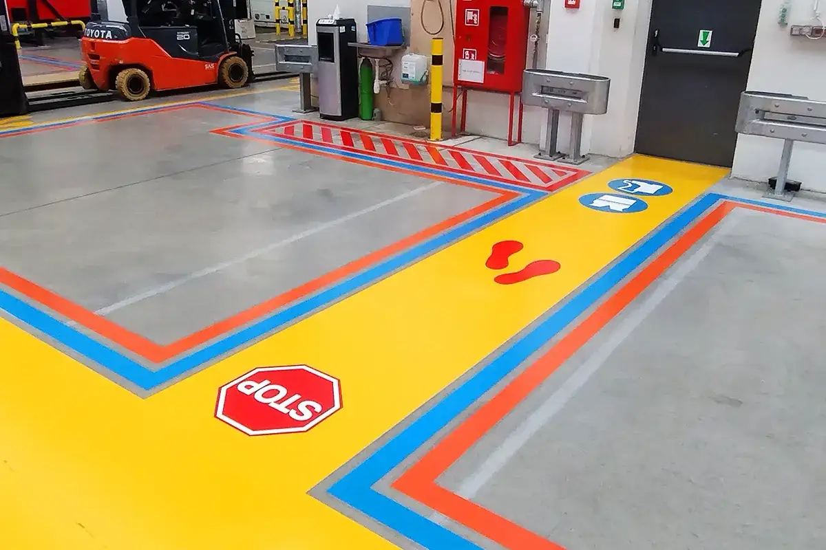 Wyraźne drogi transportowe na hali produkcyjnej wyznaczają bezpieczne ścieżki dla pracowników i wózków widłowych.