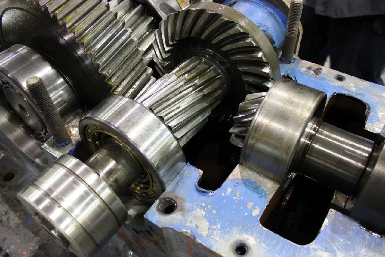 Metalowe tryby i łożyska w mechanizmie, gotowe do przegląd&oacute;w okresowych.