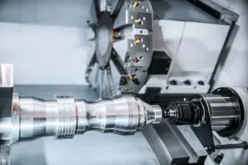 Precyzyjny proces technologiczny wałka w nowoczesnej maszynie CNC.